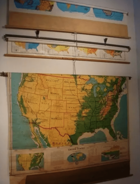 Mapa colgado a la pared con diferentes colores