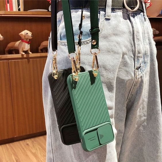 Chica con una funda para celular con correa