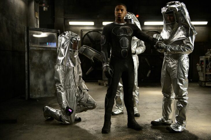 Michael B. Jordan en Los Cuatro Fantásticos vistiéndose como un astronauta