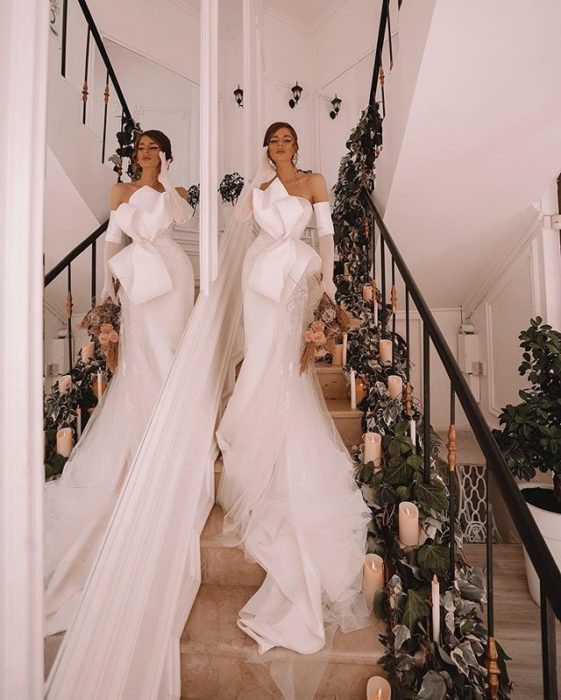 Chica llevando un vestido de novia entallado de Marionela