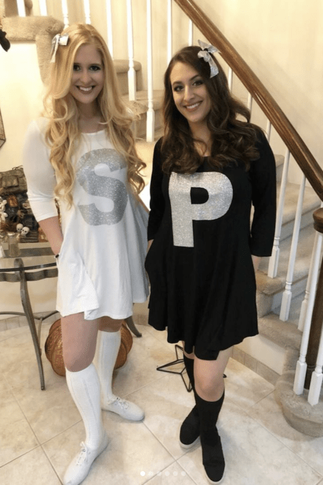 Chicas disfrazadas como la sal y la pimienta