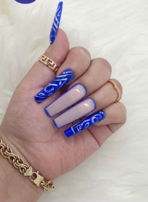 Chica con unas uñas estilo bichota