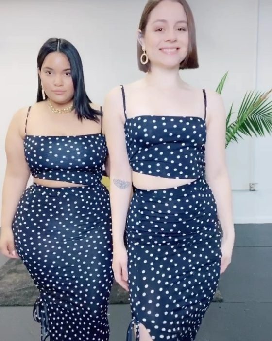 Maria y Denise usando vestido azul marino de lunares blancos
