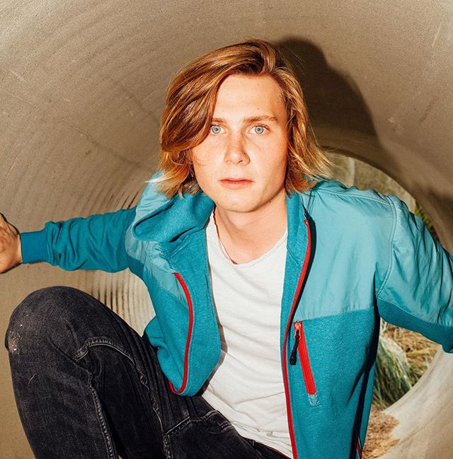 Moritz Jahn, actor alemán en la serie Dark, posando dentro de un túnel de asfalto