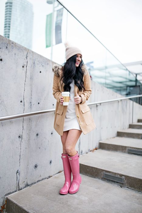 Chica usando unas botas para lluvia en color rosa