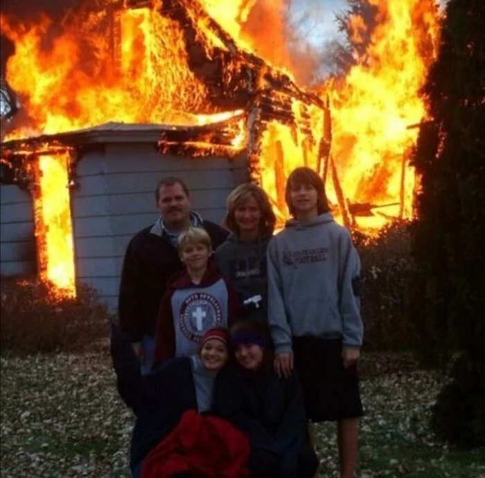 Familia frente a un incendio; 15 Personas que mantuvieron la calma en momentos críticos