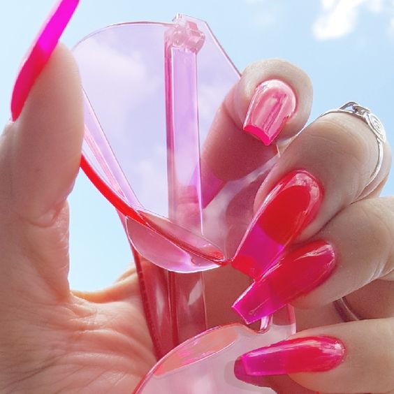 Uñas rosa fucsia con efecto gelatina
