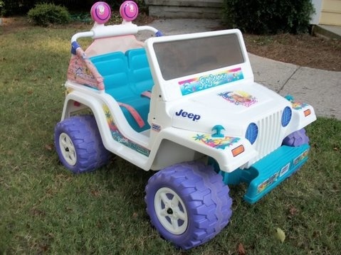 Jeep de barbie en color blanco con llantas moradas y azules