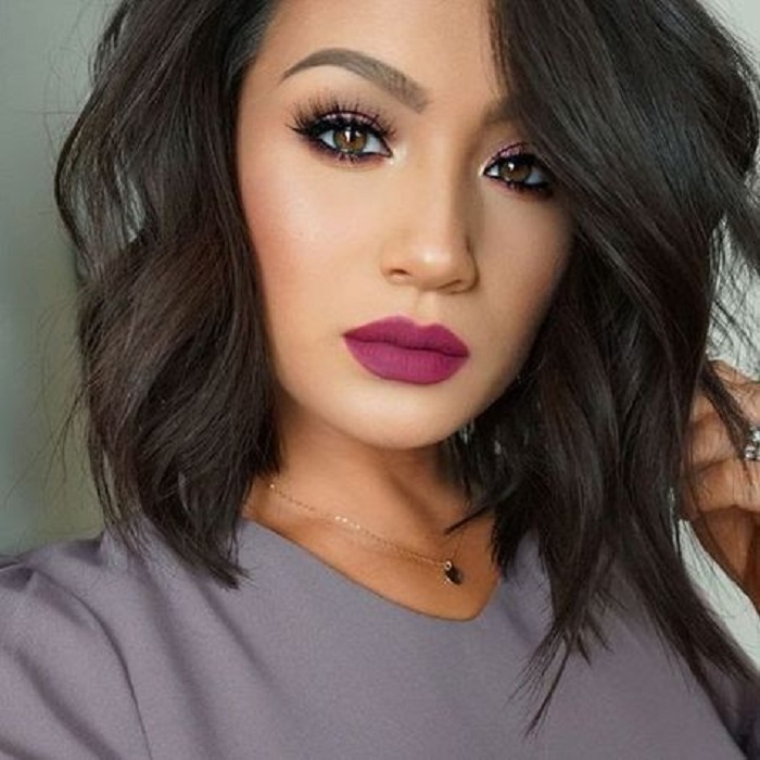 Chica usando labial color bugambilia