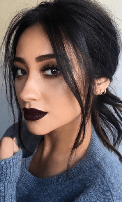 Shay Mitchel usando labial oscuro