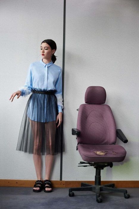 Chica usando blusón corto con falda de transparencia a las rodillas