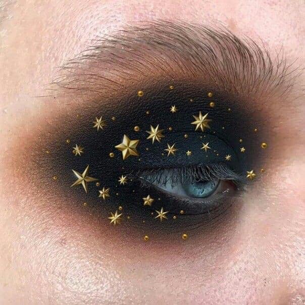 Maquillaje galáctico con tonos negro y oro