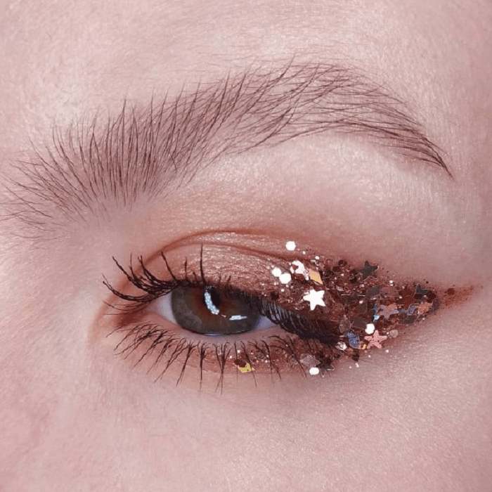 Maquillaje galáctico con tonos bronce