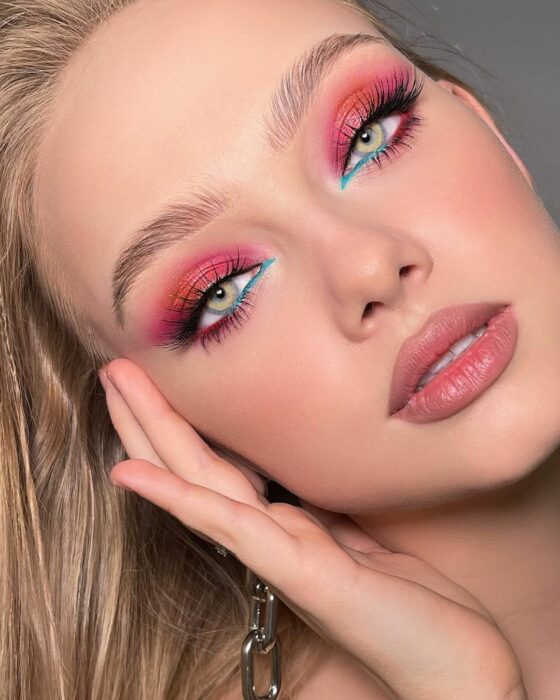 Chica con un maquillaje de diferentes colores estilo Barbie