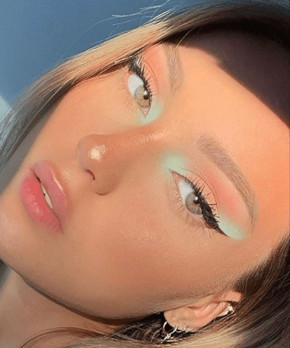 Chica con un maquillaje de diferentes colores estilo Barbie
