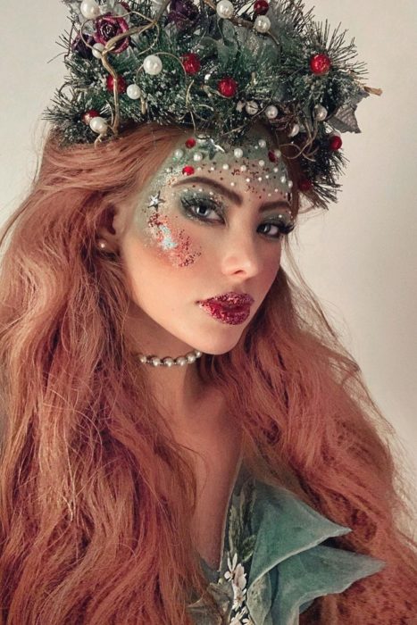 chica con maquillaje verde; 15 Maquillajes navideños que te convertirán en la reina del invierno