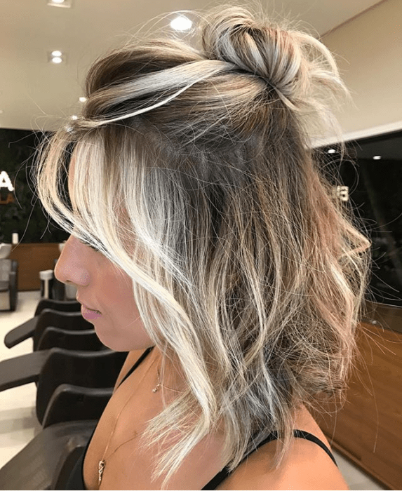 Chica con cabello rubio con mechas café