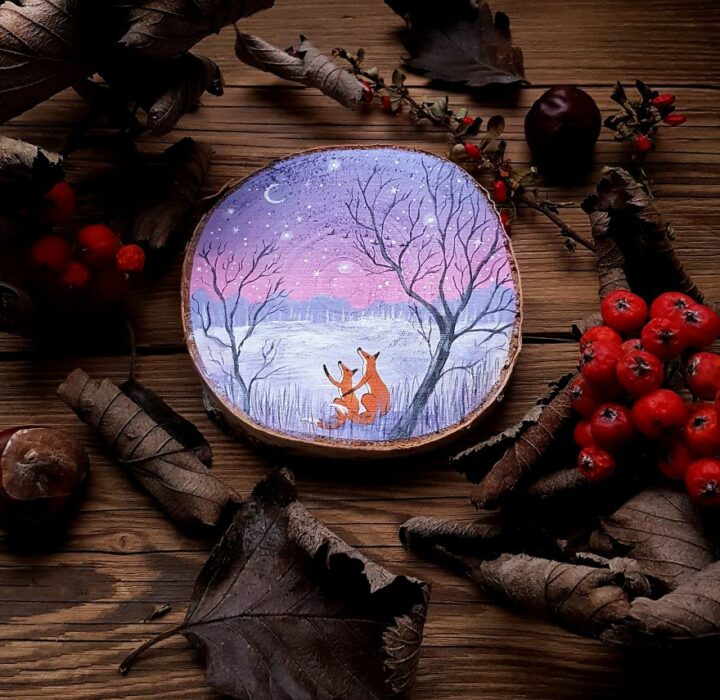 Obras de arte hechas en troncos con inspiración en la noche