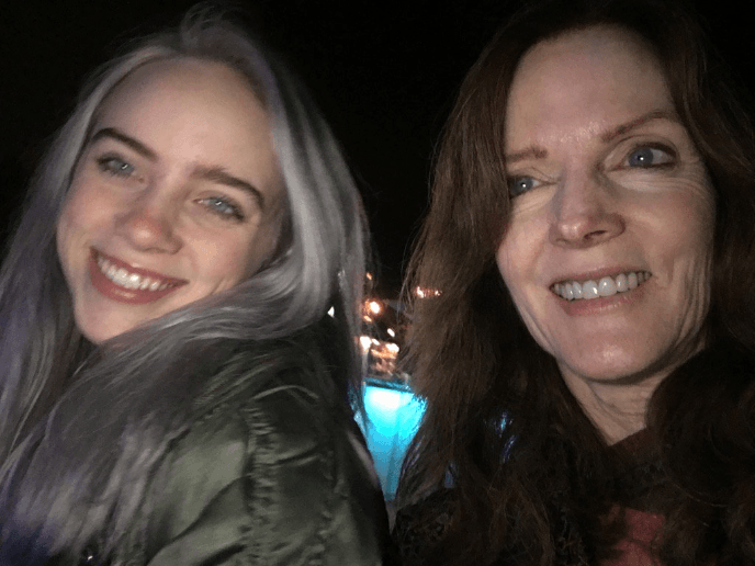 Billie eilish tomanose una foto junto a su mamá 