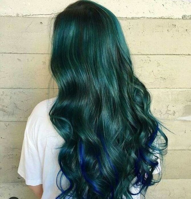 Mujer con el cabello teñido de verde