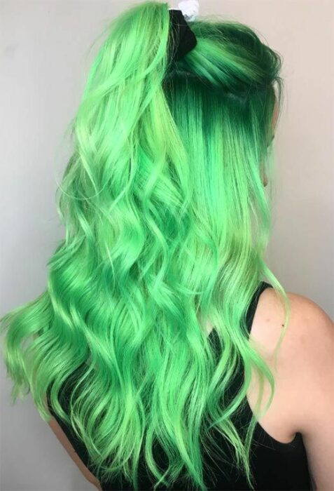 Mujer con el cabello teñido de verde