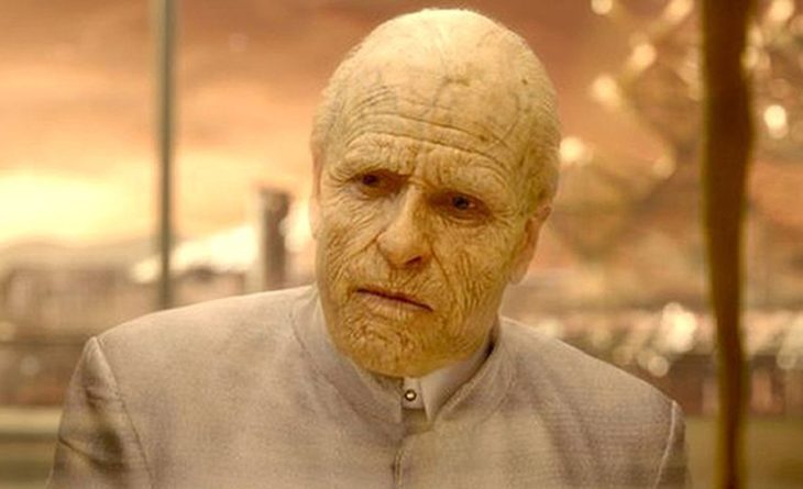 Guy Pearce con maquillaje de un hombre anciano en la película de Prometeo