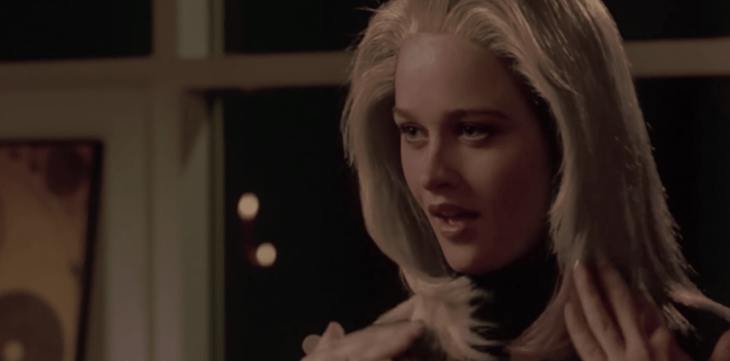 Robin Tunney en Jóvenes brujas usando una peluca de color amarillo muy exagerada