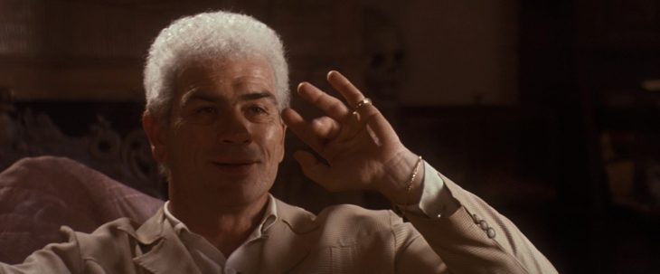 Tommy Lee Jones usando una peluca de risos y en color plata para la película JFK