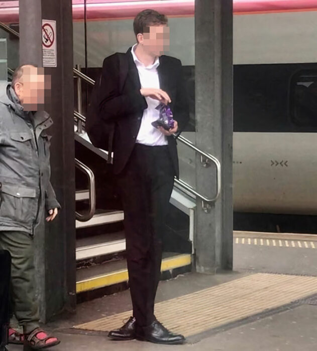 Persona haciendo una pose extraña mientras está parado en la calle