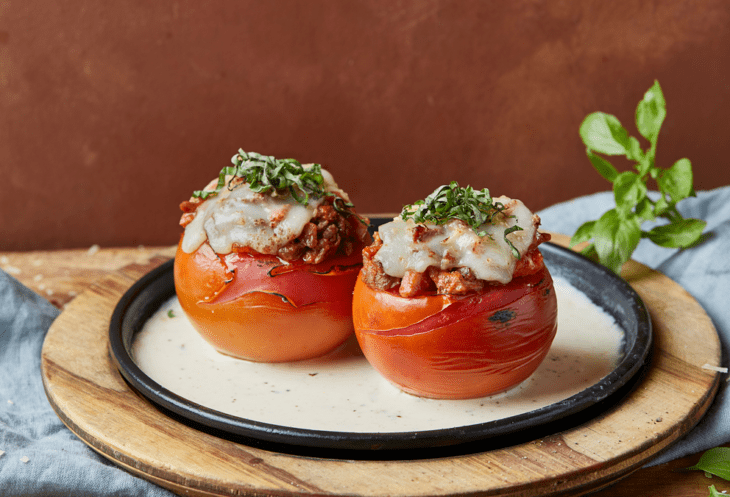 Tomates rellenos de queso con carne molida y perejil
