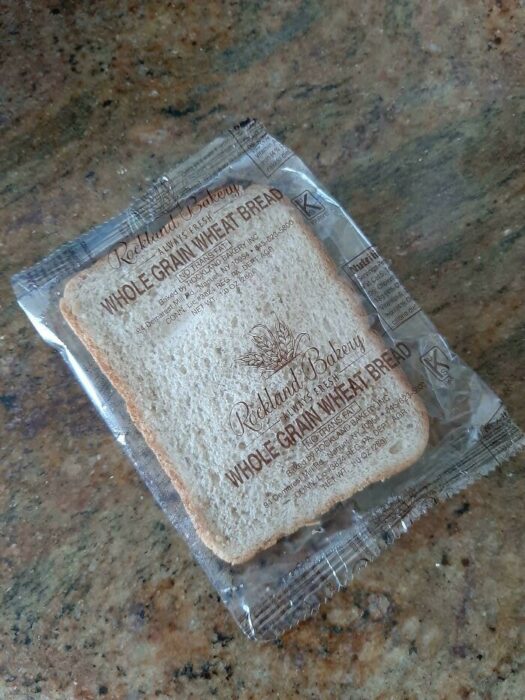 Pieza de pan envuelta en plástico