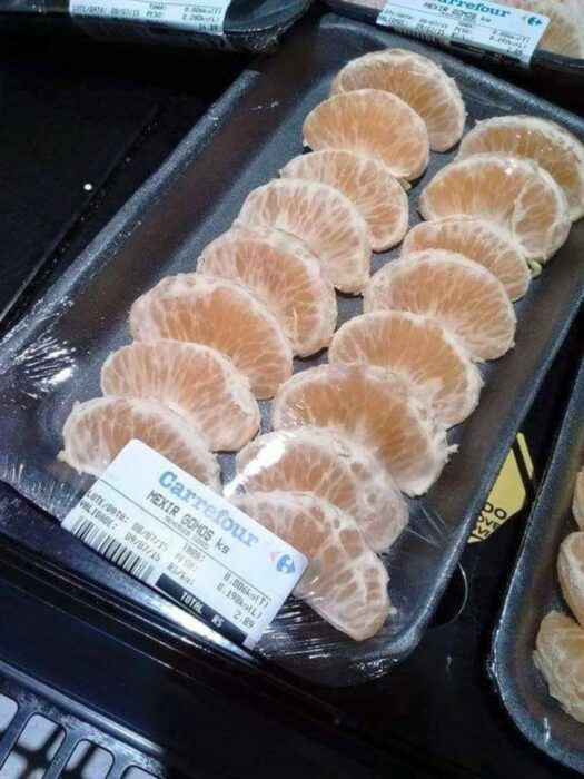 Naranjas envueltas en un envase de plástico