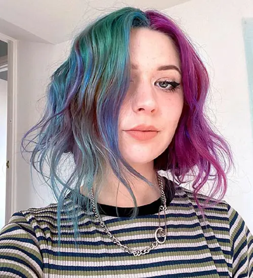 Chica con el cabello estilo grunge inspirado en los 90