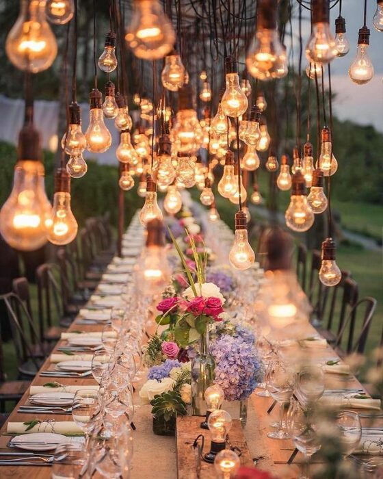Decoración de boda con luces en jardín