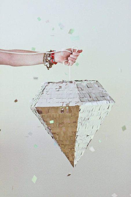 Piñata en forma de diamante; 15 Ideas para hacer piñatas junto a los peques de la casa