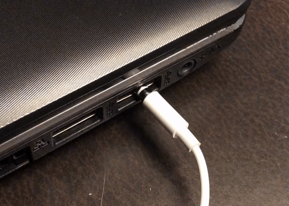 auriculares conectados de manera incorrecta en un celular