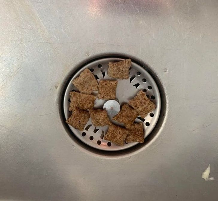 restos de comida en el fregadero