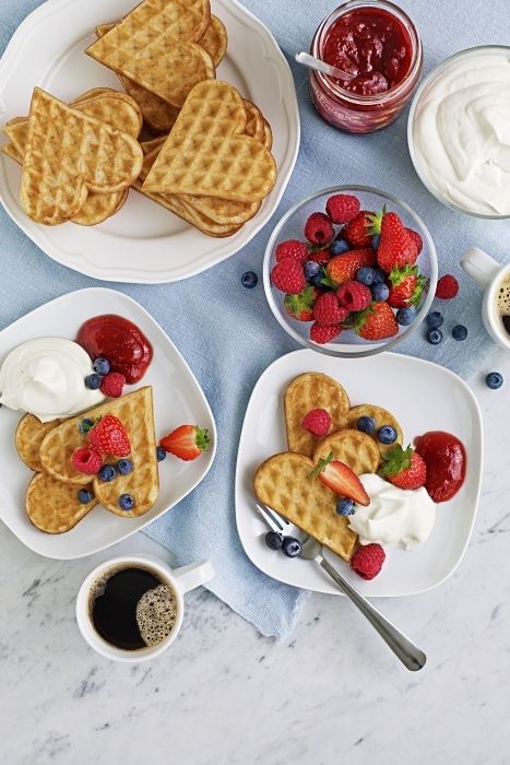 Desayuno de waffles en forma de corazón con café negro