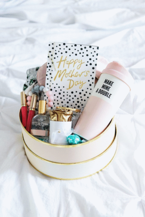 Cajita con diferentes productos para regalar a mamá