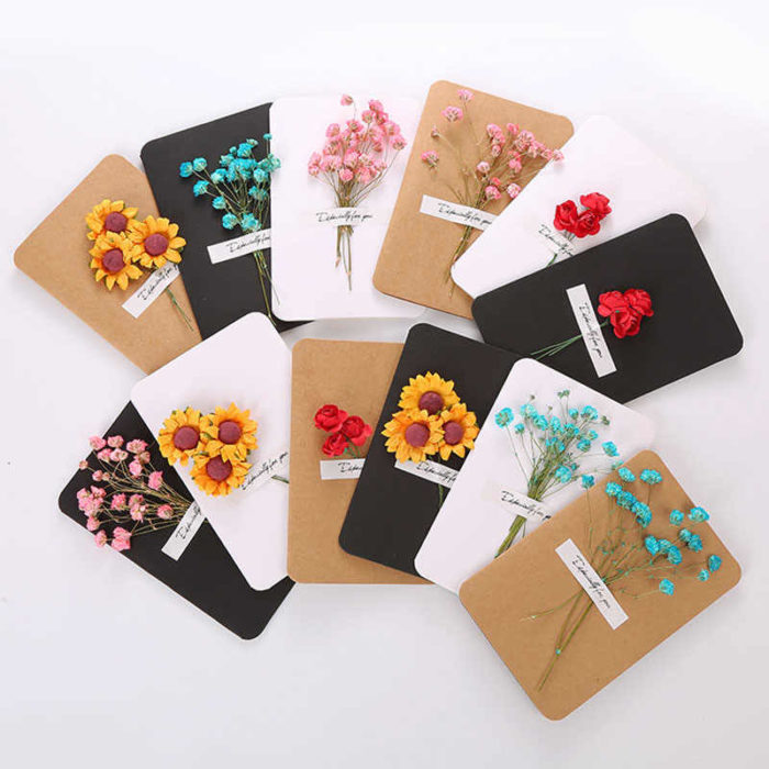 Tarjeta para el Día de las Madres con flores naturales añadidas