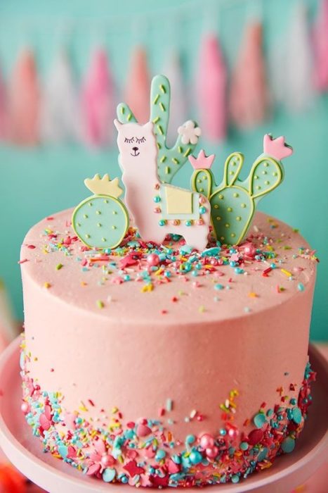 Pastel con betún de durazno