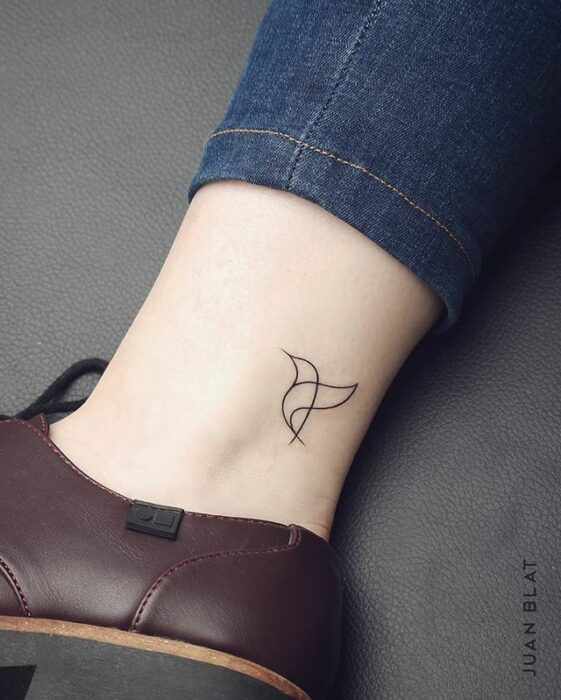 Tatuaje en el tobillo en forma de ave