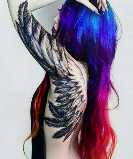 Tatuaje grande de alas blanco y negro en espalda de mujer