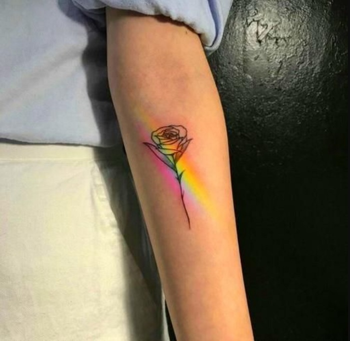 Silueta de una rosa con tonos de colores arcoíris