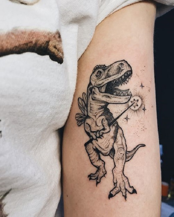 Tatuaje de dinosaurio femenino