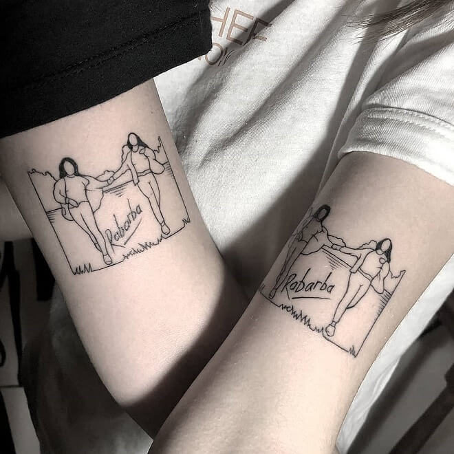 Tatuajes para compartir con tus amigas, brazos internos de dos chicas con tatuajes de siluetas de dos mujeres tomándose la mano y corriendo por el bosque