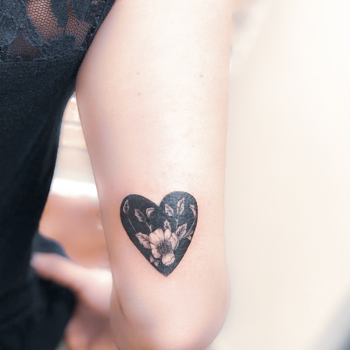 Tatuaje blackwork flores