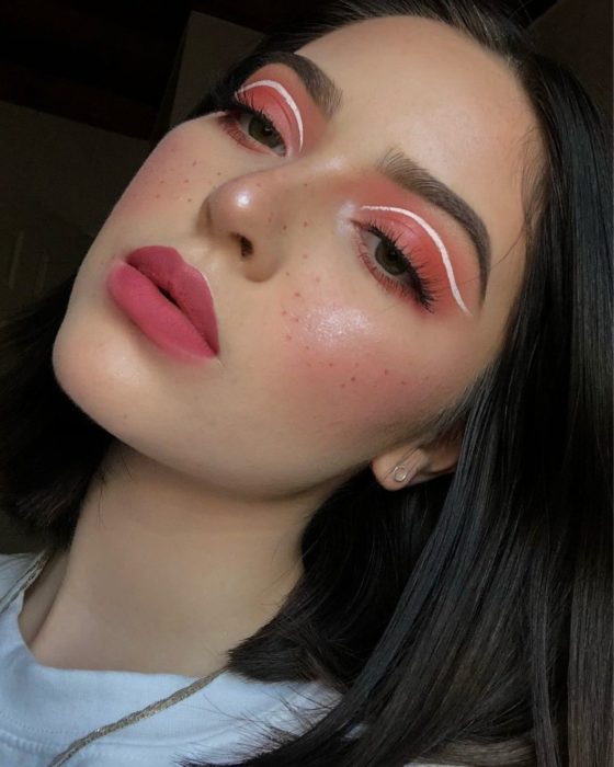 Chica con un delineado gráfico en color blanco y rosa
