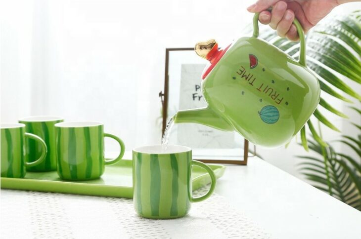 Tetera de color verde en forma de sandía; 15 Teteras que hasta tu abuelita querrá en su cocina