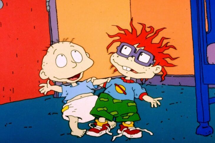 Tommy y Carlitos de Rugrats jugando